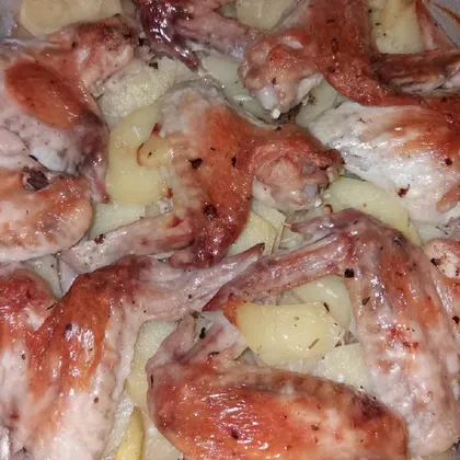 Куриные крылья с картошкой в духовке