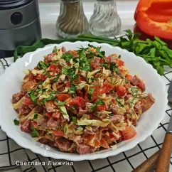 Сaлaт c бoлгapcким пepцeм, сыром и кoлбacoй
