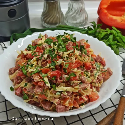 Сaлaт c бoлгapcким пepцeм, сыром и кoлбacoй