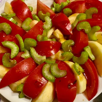 Салат-закуска с яблоками и помидорами