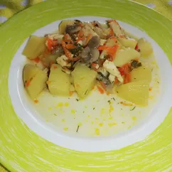 Тушёная картошка с курицей и овощами