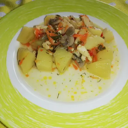 Тушёная картошка с курицей и овощами
