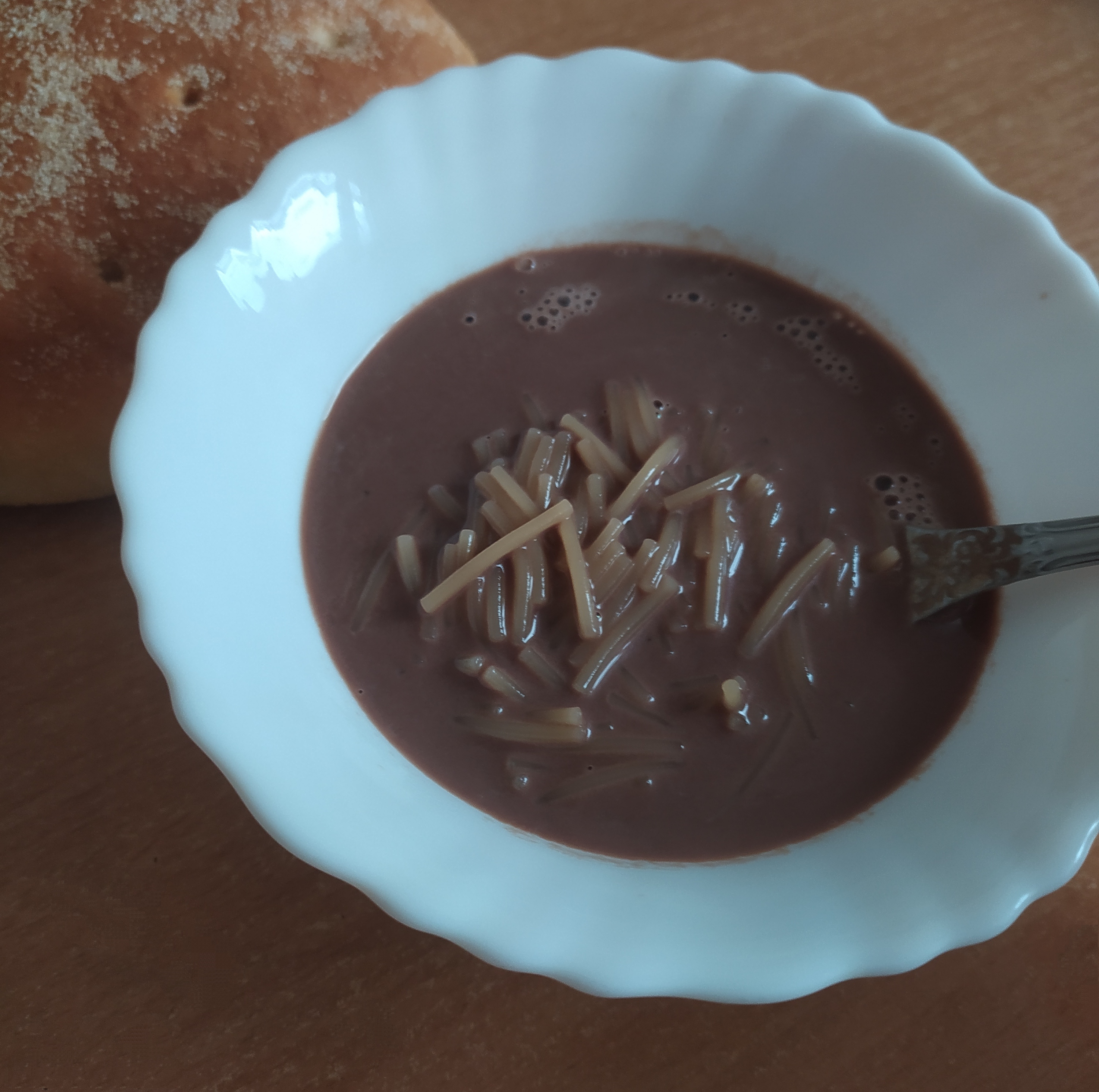 Шоколадный молочный суп из вермишели