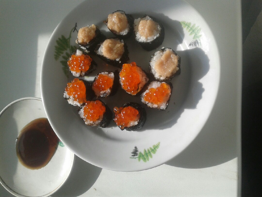 Суши с икрой