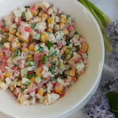Салат с крабовыми палочками, огурцом, помидором и кукурузой