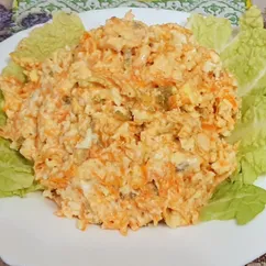 Салат с морковкой и маринованным огурчиком