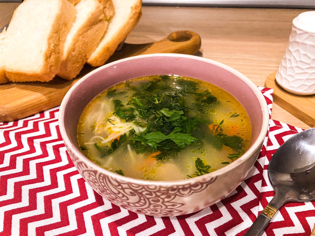 Куриный бульон с лапшой и имбирем