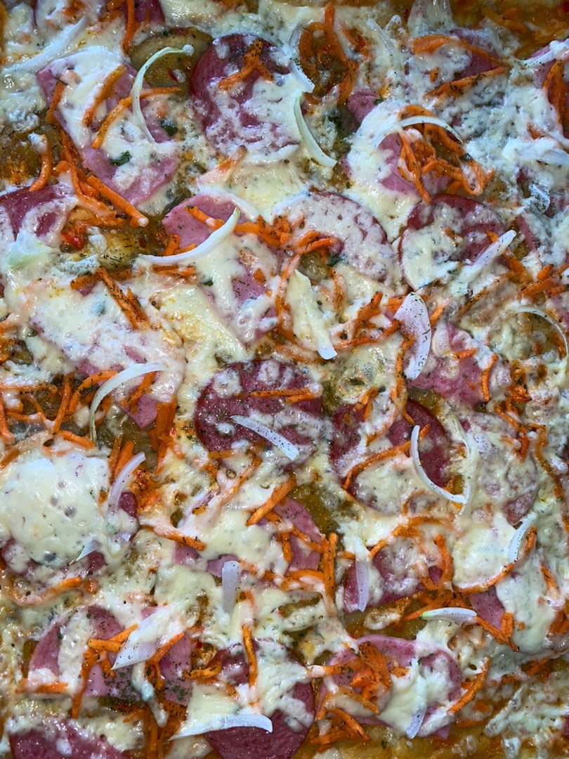 Пицца с морковью, ореховой смесью Дукка и луковым соусом субиз