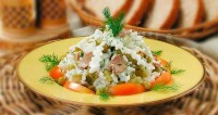 Салат из печени трески с рисом и яйцами