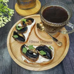 Тосты с плавленым сыром и шампиньонами