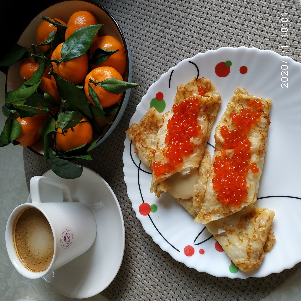 Блинчики с творожным муссом и икрой