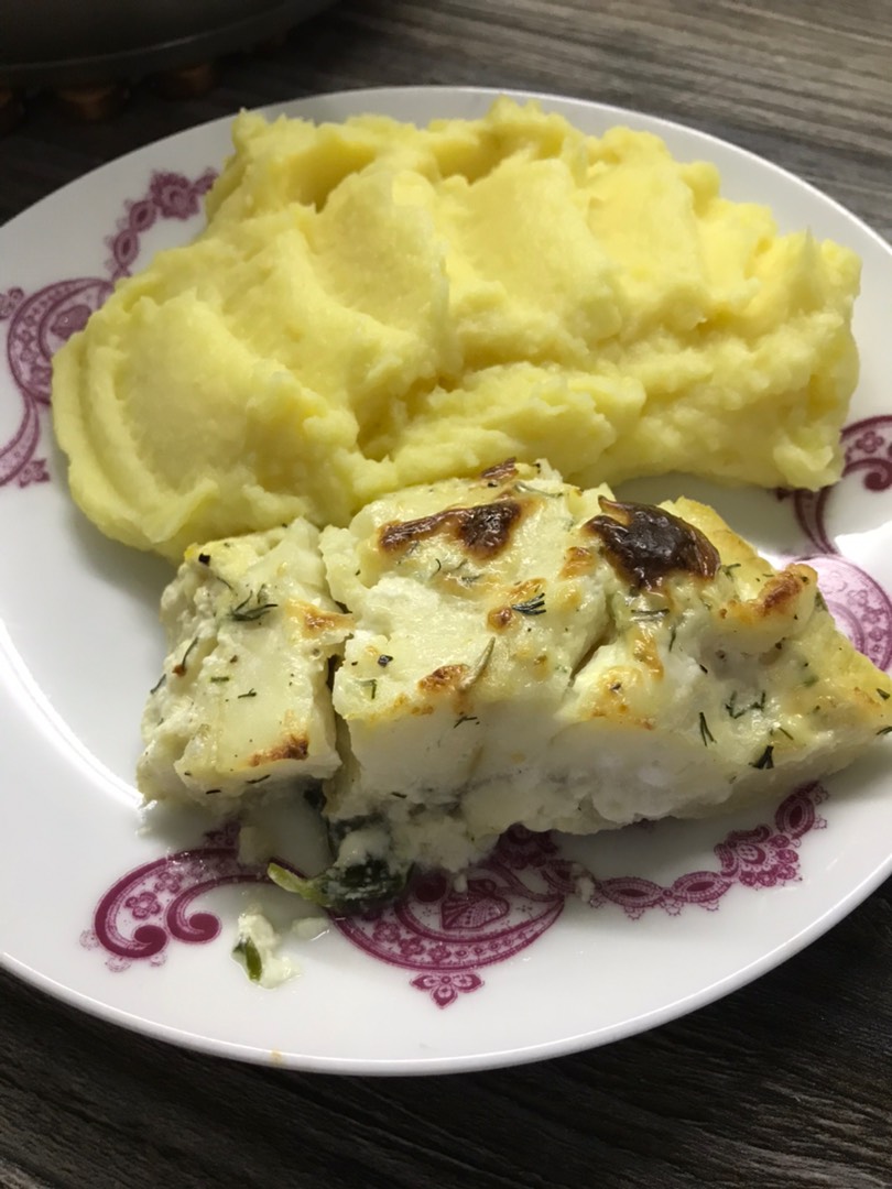 Треска под сметанным соусом с травами