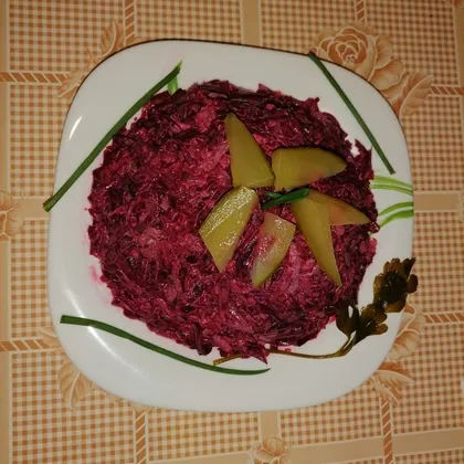 Салат из отварной свёклы с маринованными огурцами