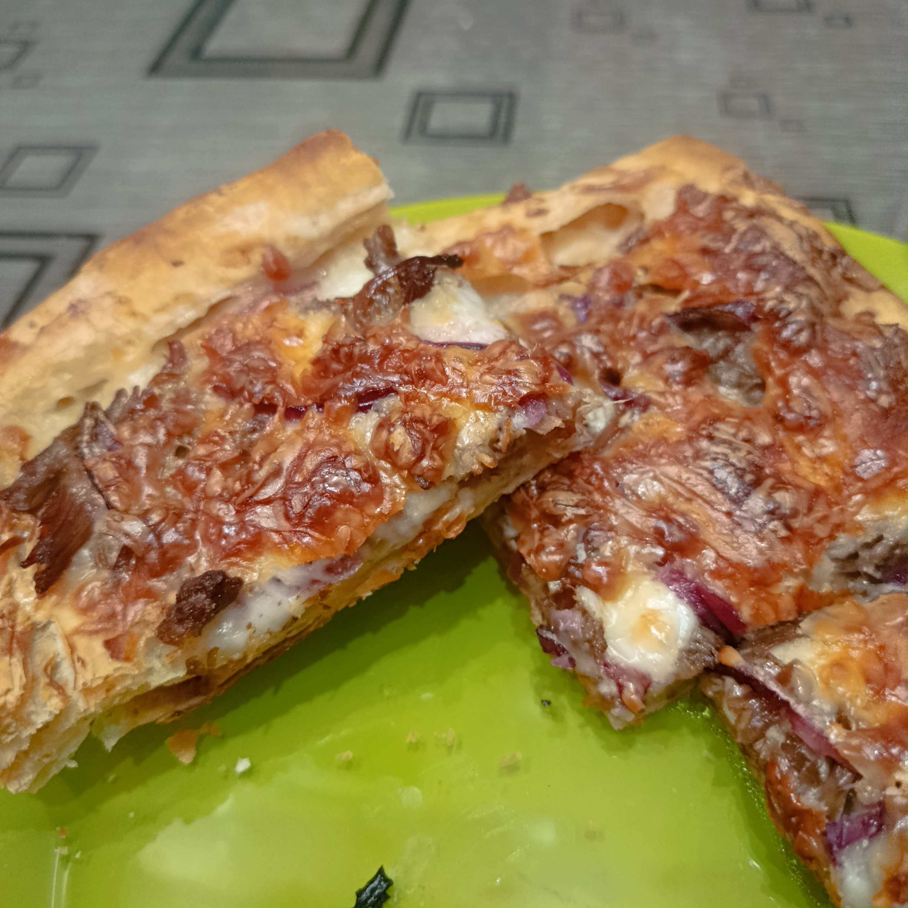 Пирог с тушёнкой на слоеном тесте