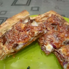 Пирог с тушёнкой на слоеном тесте