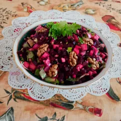 Салат из свеклы с сельдью, яблоком и грецкими орехами