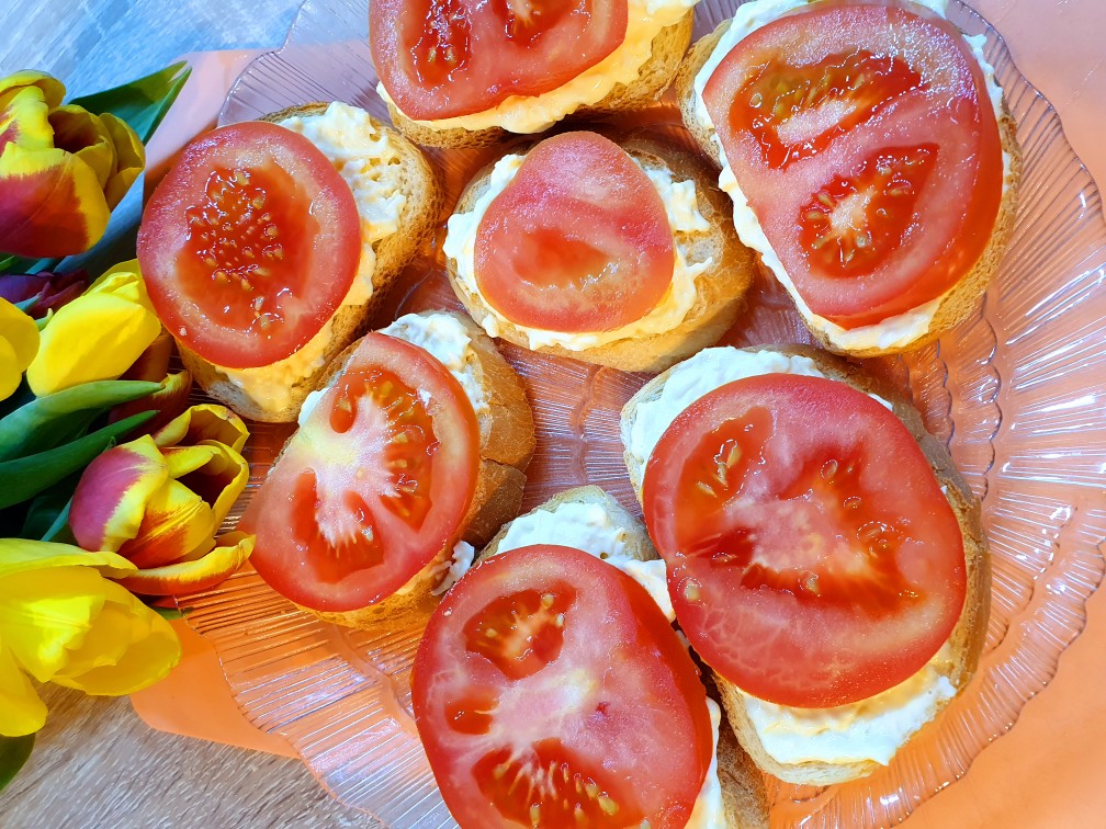Бутерброды с помидором, сыром, яйцом