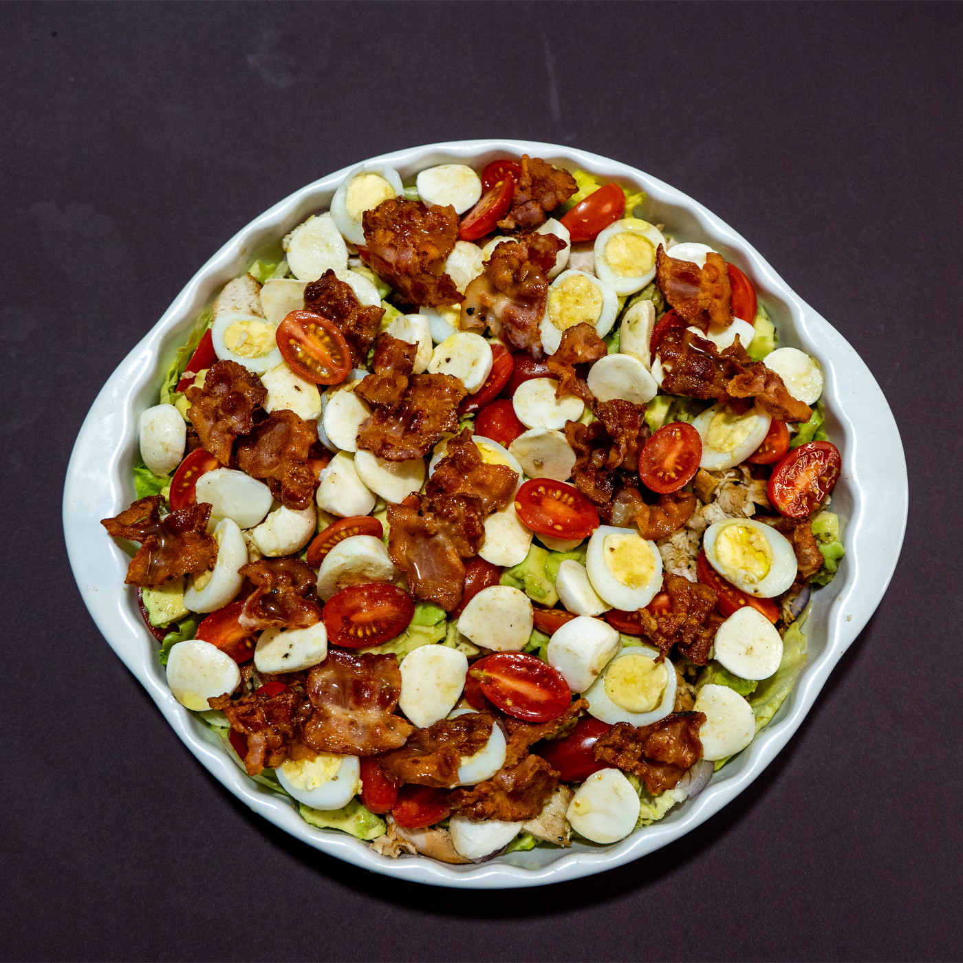 Салат с курицей, авокадо, помидором и беконом | Аналог салата Кобб