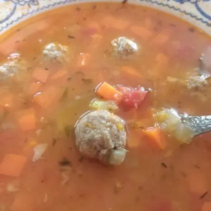 Томатный суп с фрикадельками и чечевицей