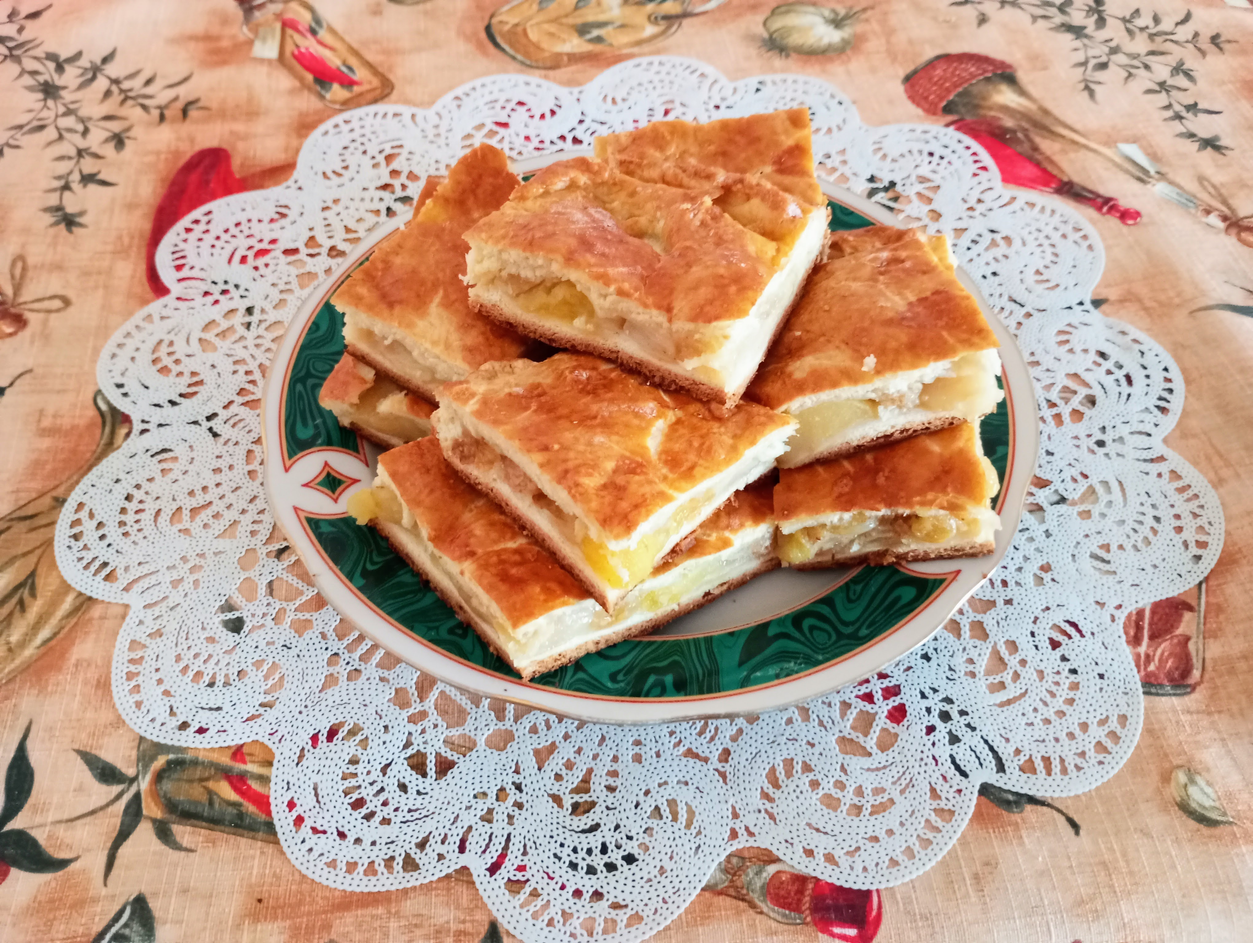 Пирог из слоеного теста с яблоками, грецкими орехами и изюмом