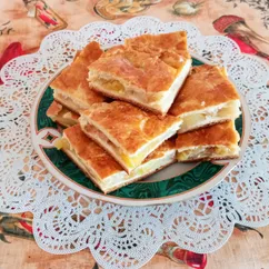 Пирог из слоеного теста с яблоками, грецкими орехами и изюмом