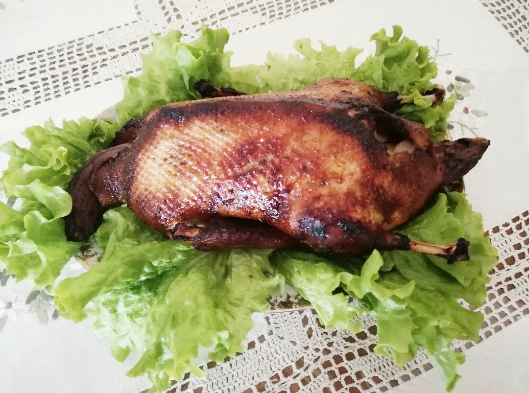 Запечённая в духовке утка с яблоками
