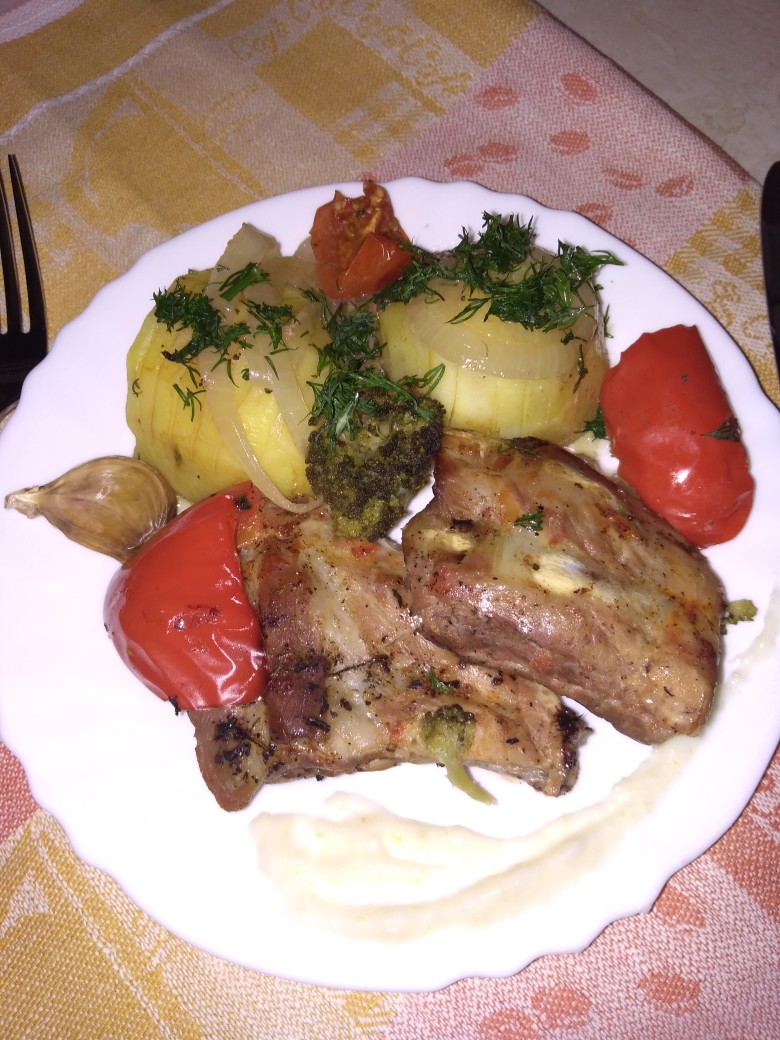 Свиные ребрышки, запеченные с овощами на луковой подушке