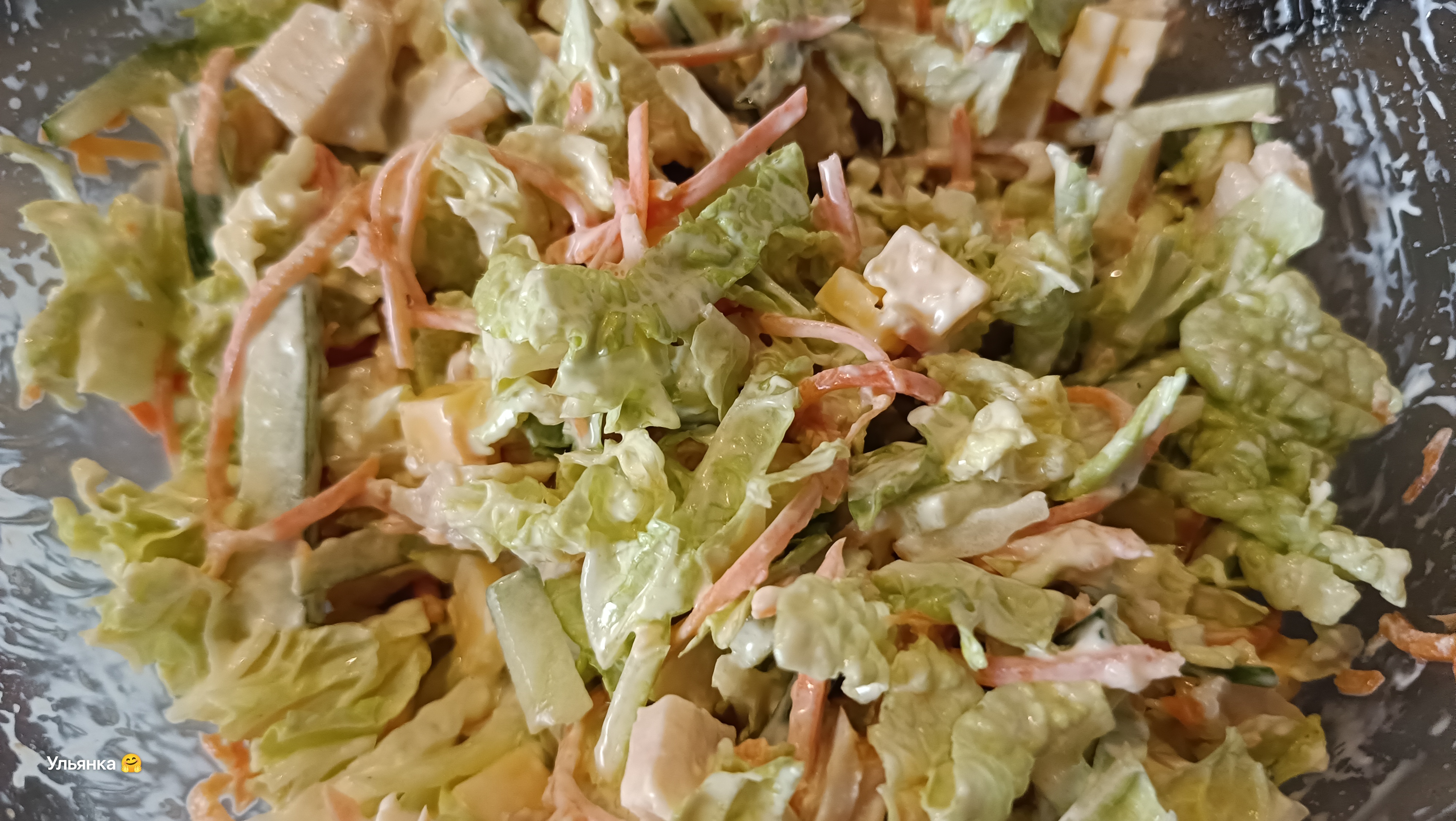 Салат с пекинской капустой, корейской морковкой и копчёной грудкой
