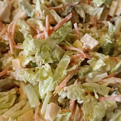 Салат с пекинской капустой, корейской морковкой и копчёной грудкой