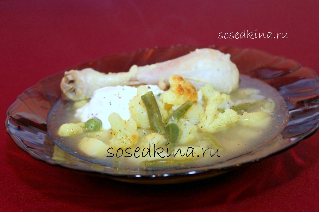 Куриный суп с рисом, цветной капустой и стручковой фасолью