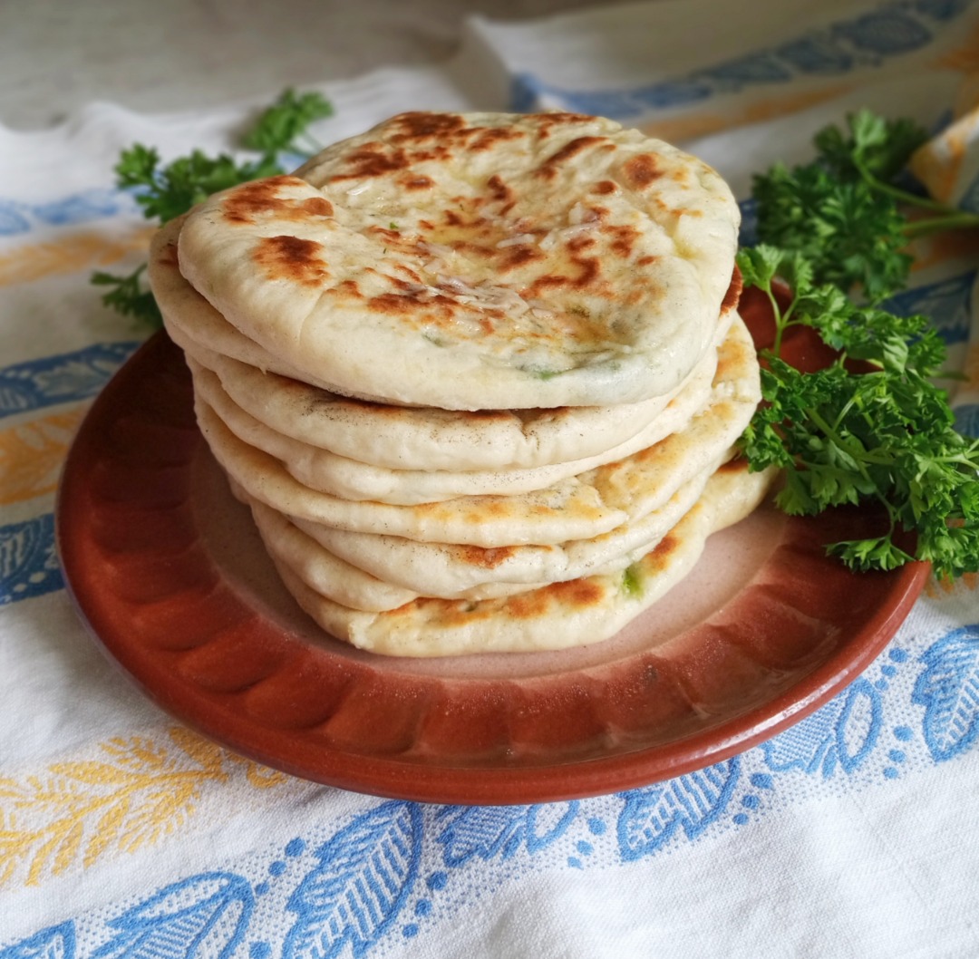 Сырные лепешки с зеленью с сыром на сковороде простой рецепт пошаговый