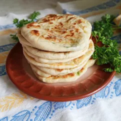 Лепёшки с зеленью и сыром из дрожжевого теста, приготовленные на сковороде