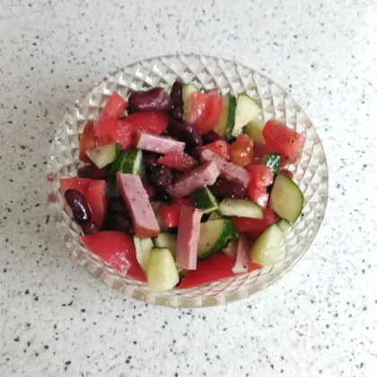 Салат с овощами, фасолью и ветчиной 🥗