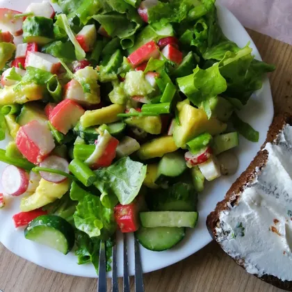 Салат с авокадо, зеленью, сурими и овощами