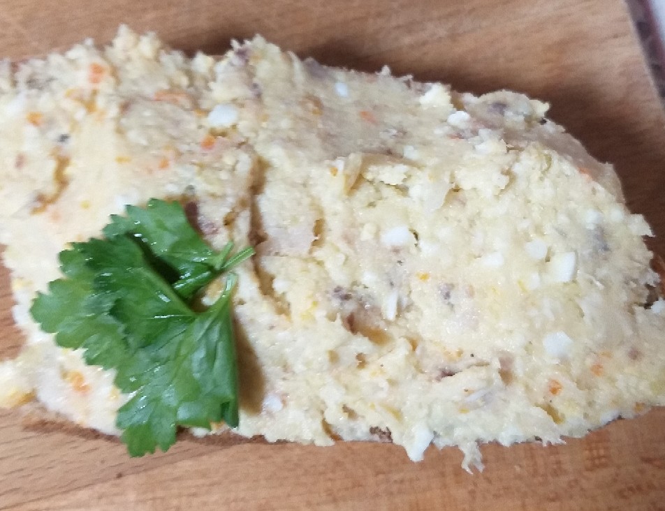 Закуска из сельди с вареным картофелем и плавленым сыром