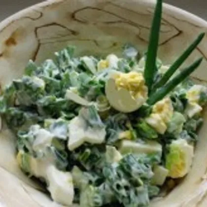 Легкий салат с зеленым луком, сметаной и яйцом