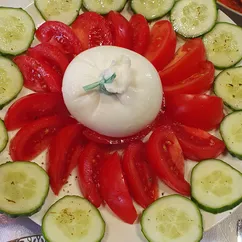 Овощной салат с бурратой