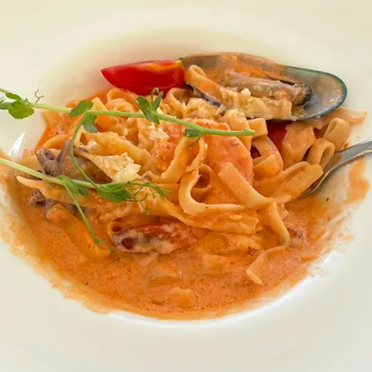 Феттучини с морепродуктами и томатным соусом