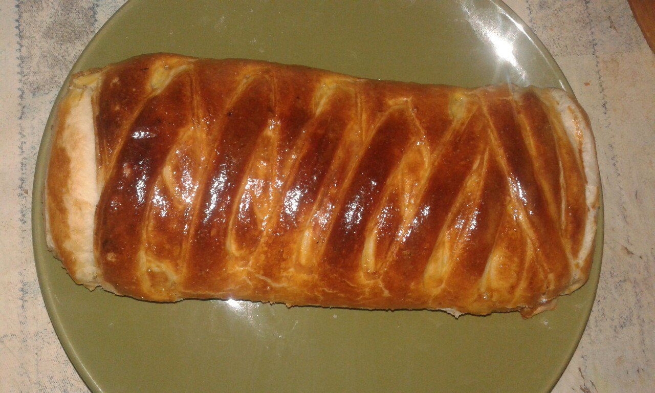 Мясной пирог с фаршем из слоеного теста в духовке