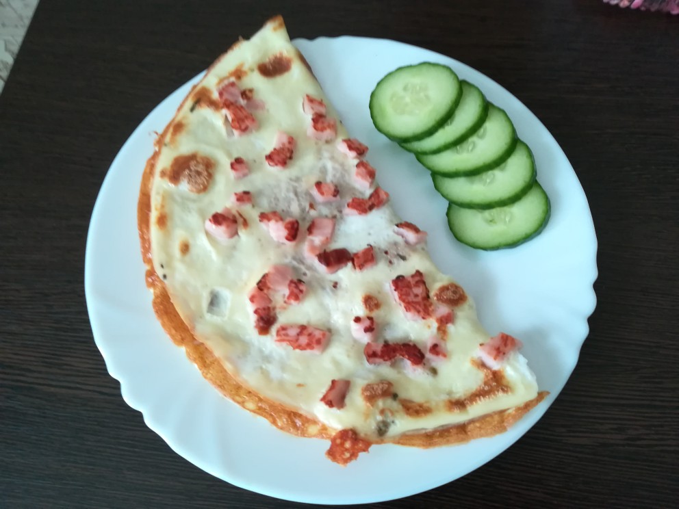 Яичный блин на завтрак, с колбасой