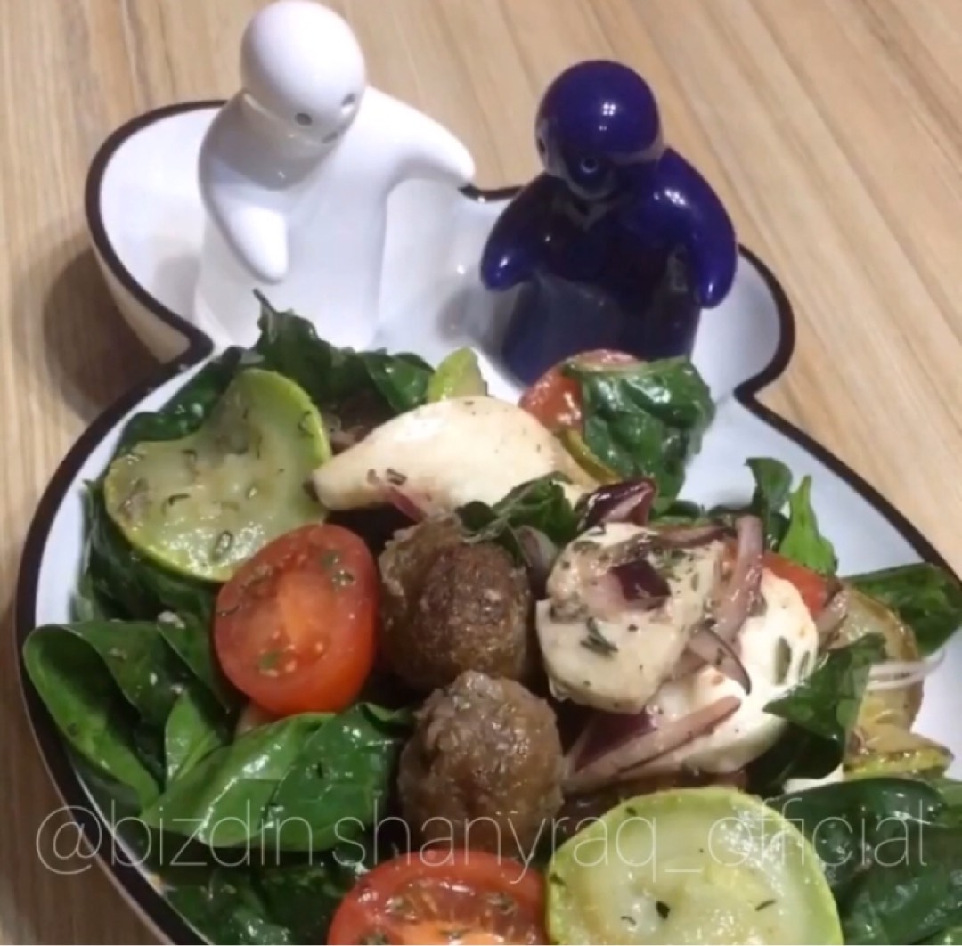 Тёплый салат из шпината с говяжьими шариками от Шеф-Стюарда