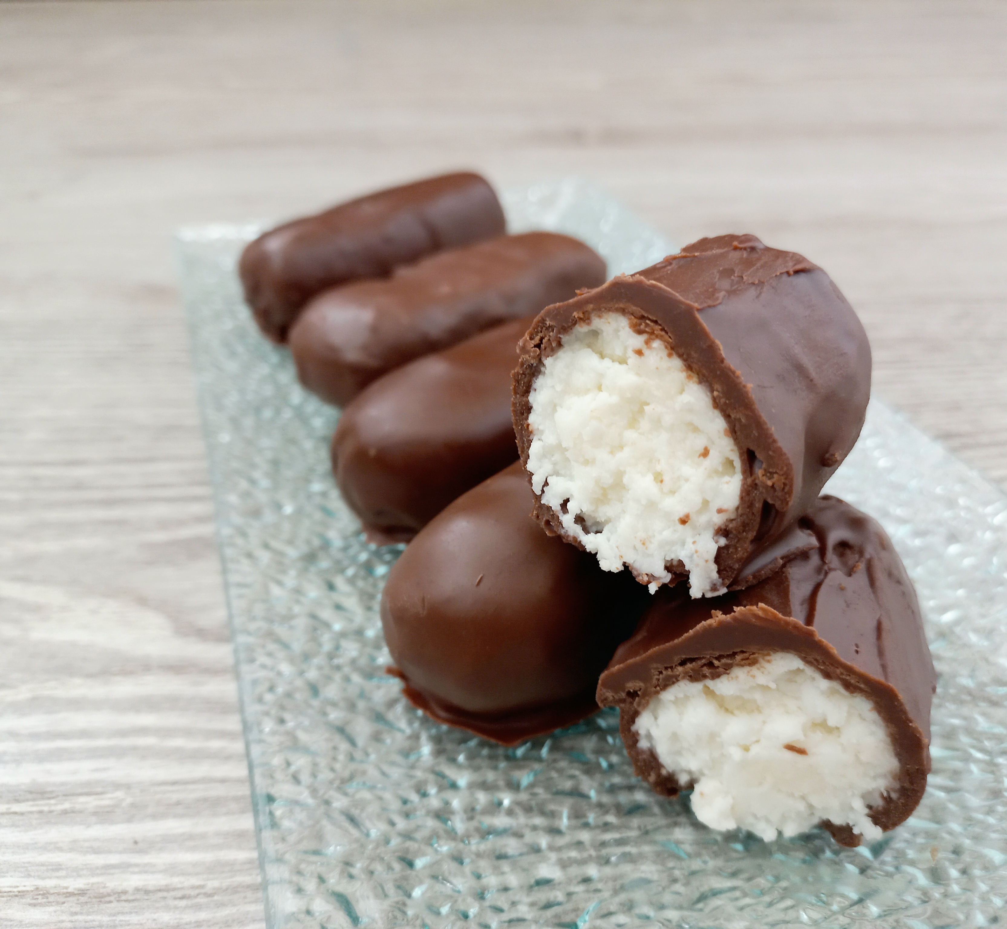 Творожные сырки с кокосом в шоколадной глазури