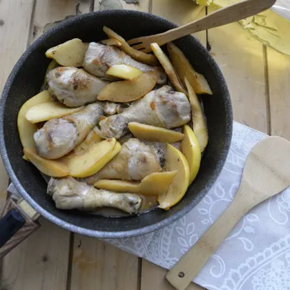 Жаркое из куриных голеней с айвой