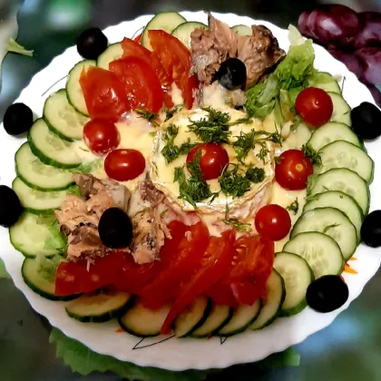 ПП салат с тунцом, огурцом, черри и с запечённым сыром камамбер