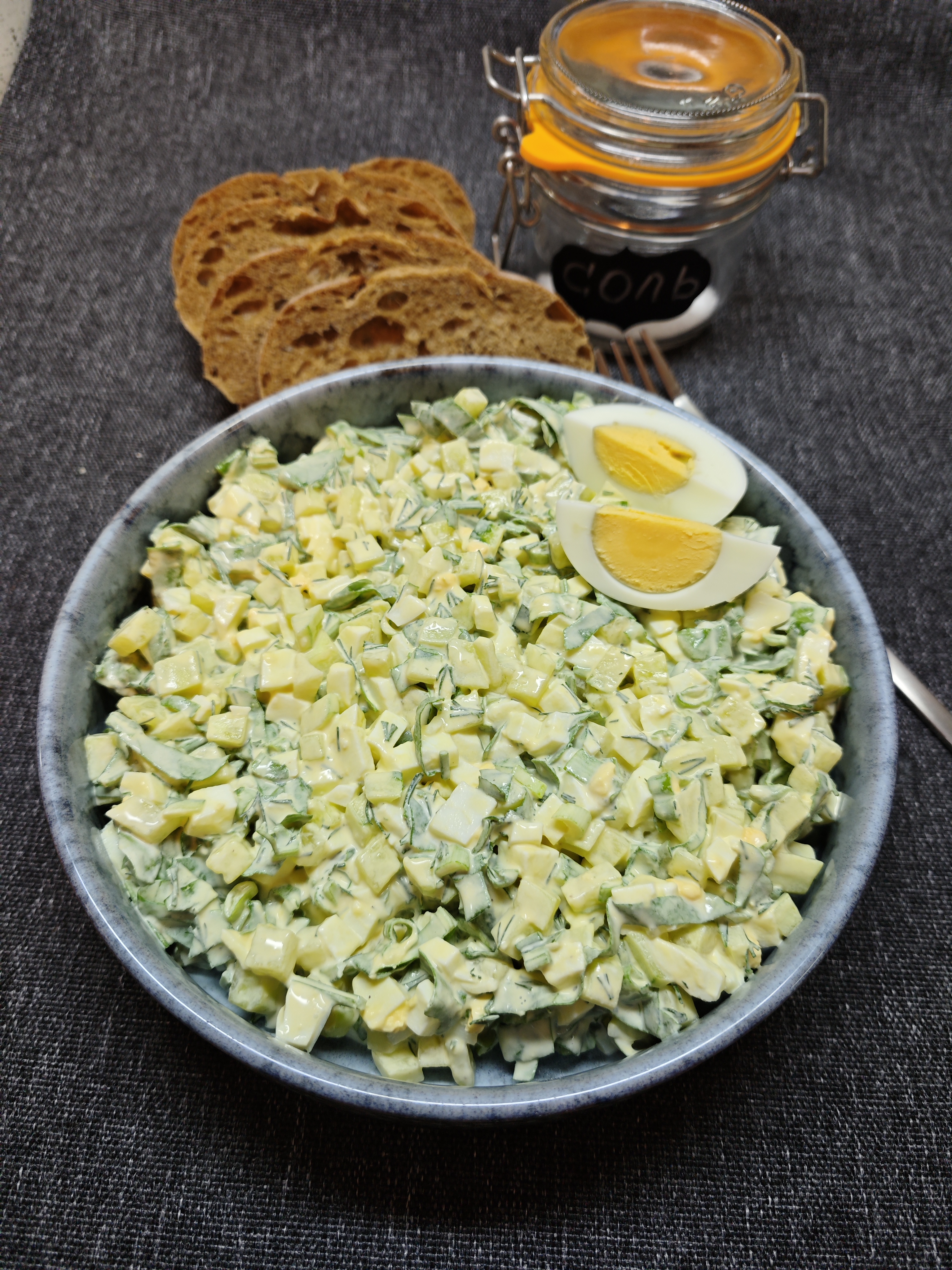 Салат с щавелем и огурцами 