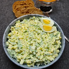 Салат с щавелем и огурцами 