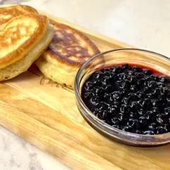 Нежные оладушки с соусом из замороженных ягод 
