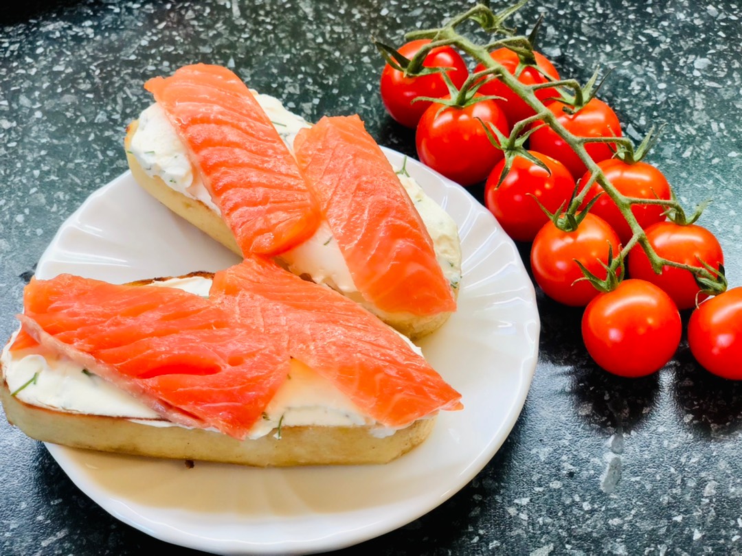 Хрустящие Брускетта с красной рыбкой и творожным кремом😋
