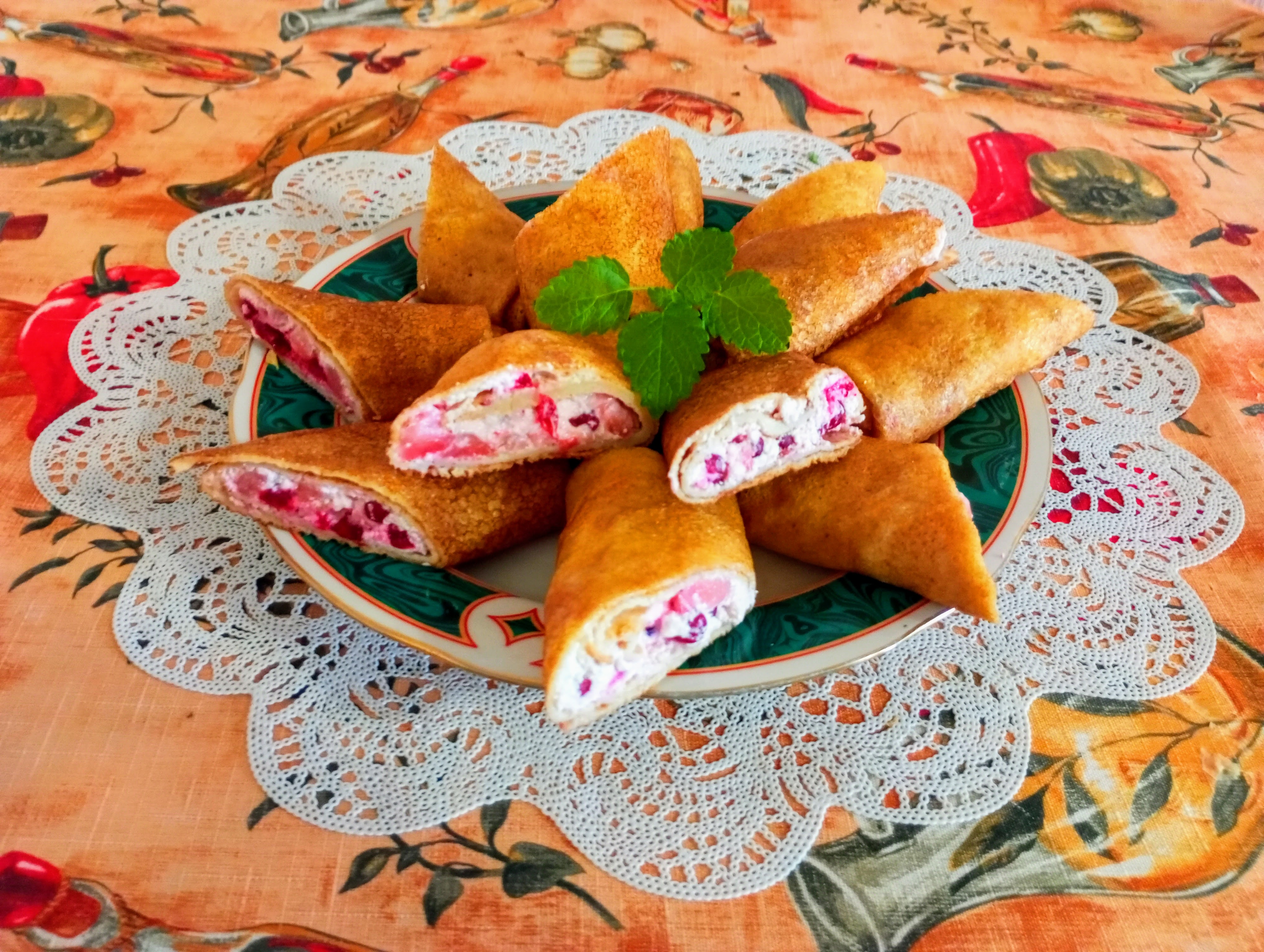 Блины с творогом и ягодами