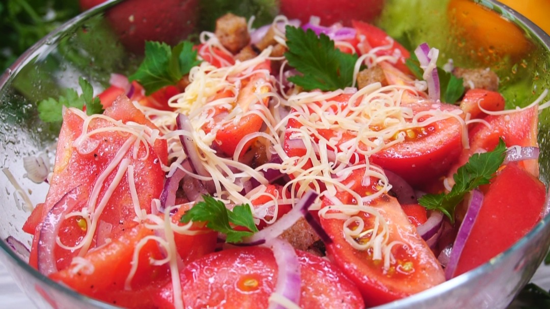 Овощной салат с сухариками - 9 пошаговых фото в рецепте